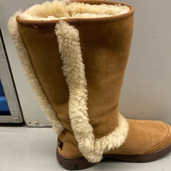SUNBURST UGGS, Size 8, Great condition outside the repaired rip that was fixed. - Picture 7 of 15